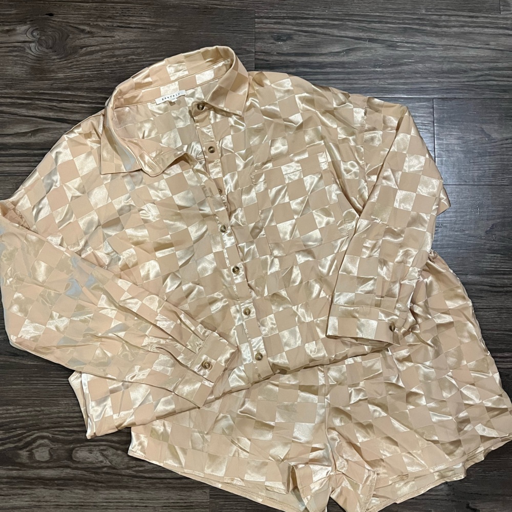 Gold toned/tan checkered sleep set